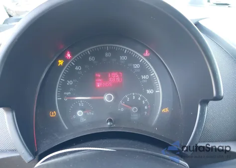 2010 Volkswagen New Beetle 2.5L Final Edition z USA, uszkodzony, nr VIN 3VWRG3AL0AM009953